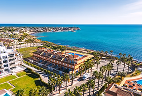 Résidences en front de mer sur la Costa del Sol, palmiers et Méditerranée