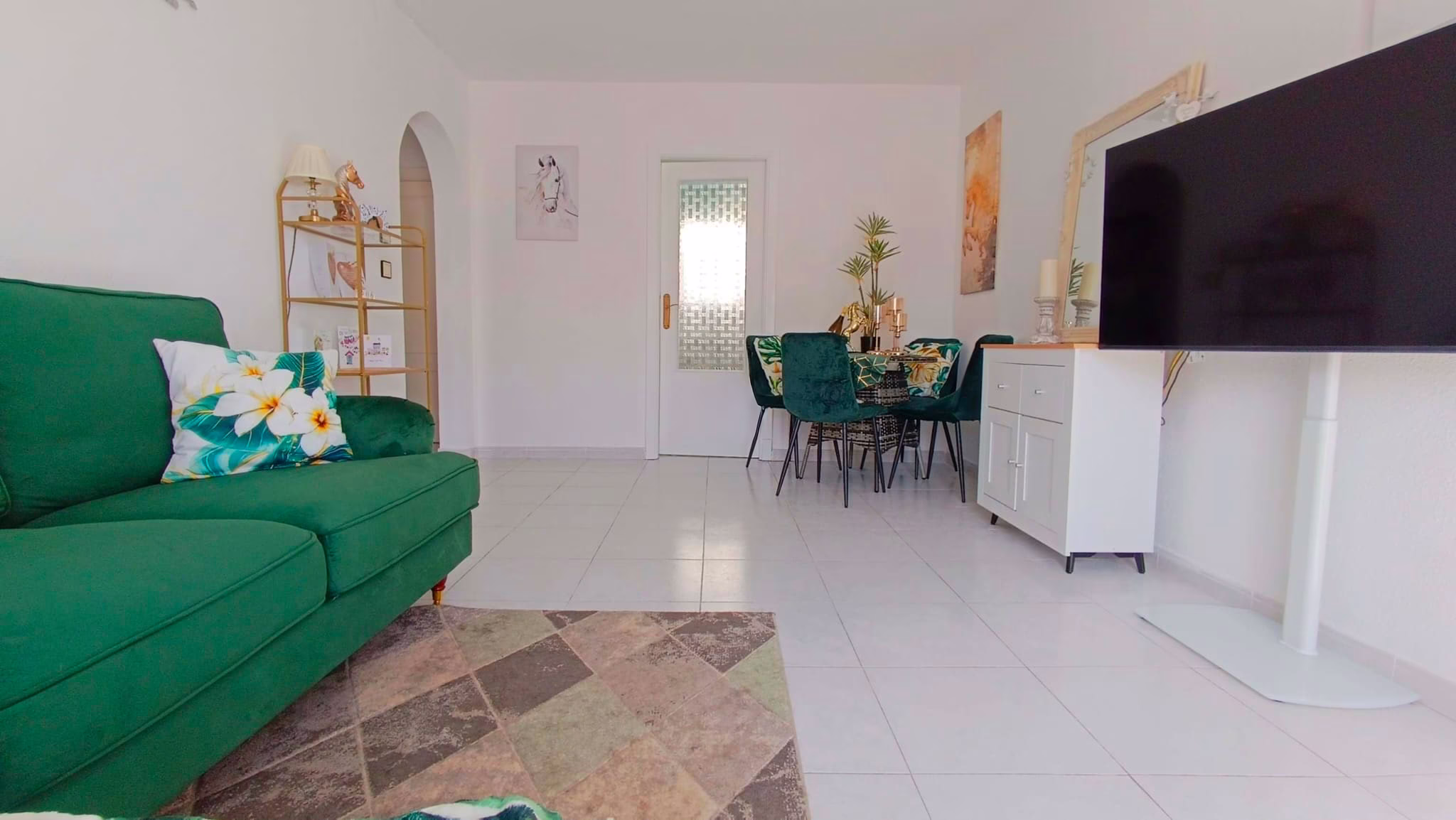 Salon lumineux d’une maison mitoyenne à Torrevieja sur la Costa Blanca, espace de vie moderne avec salle à manger et aménagement fonctionnel proche des plages méditerranéennes.