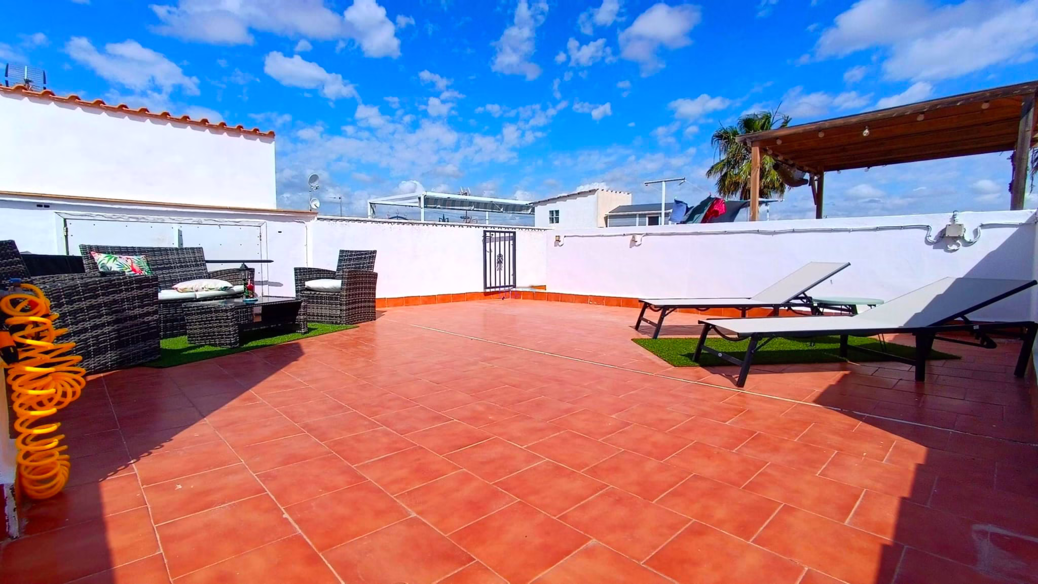 Grande terrasse solarium d’une maison mitoyenne à Torrevieja sur la Costa Blanca, espace extérieur privatif avec zone détente et ensoleillement méditerranéen toute l’année.