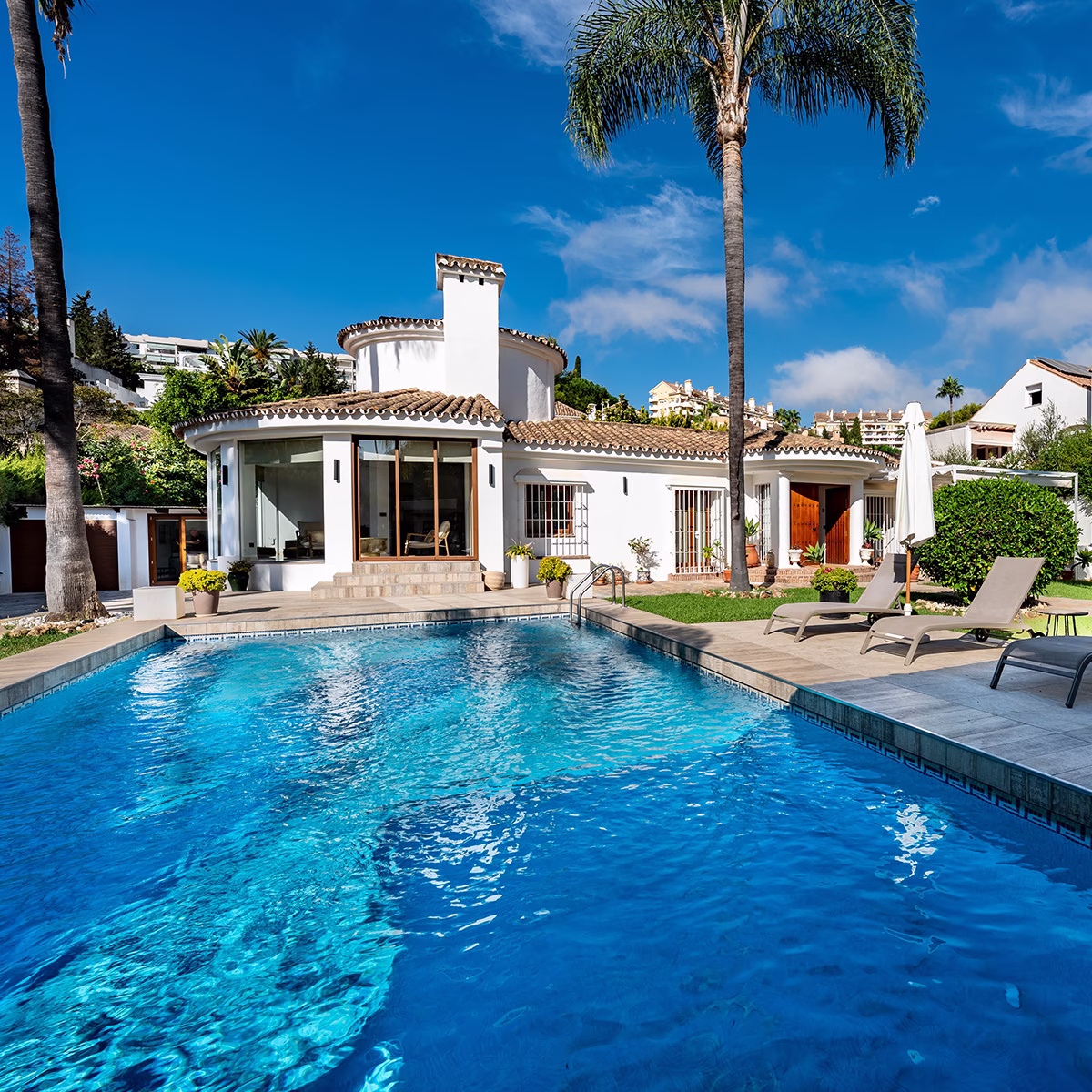 Villa blanche avec piscine et palmiers à Marbella, Costa del Sol — acheter une villa en Espagne avec Olé Immobilier