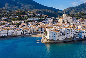 Village blanc de Cadaqués au bord de la mer, Costa Brava
